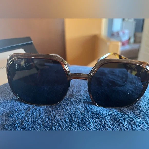 Dior Tortoiseshell Sunglasses with gold detail - Picture 2 of 8